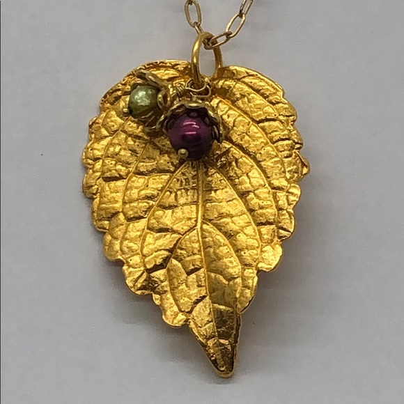 Gold leaf necklace with pearls - Picture 2 of 4